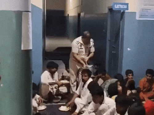 पठानकोट में बाढ़ प्रभावित एरिया के लोगों के लिए पुलिस ने खाने का इंतजाम किया।