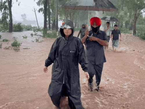 अमृतसर की डीसी अजनाला में बाढ़ प्रभावित एरिया का जायजा लेते हुए।