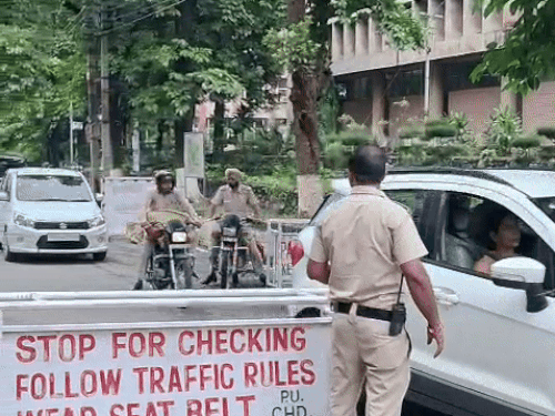 पीयू में पुलिस की कड़ी सुरक्षा। - Dainik Bhaskar