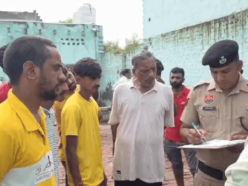 मौके पर पहुंची पुलिस जांच करते हुए - Dainik Bhaskar