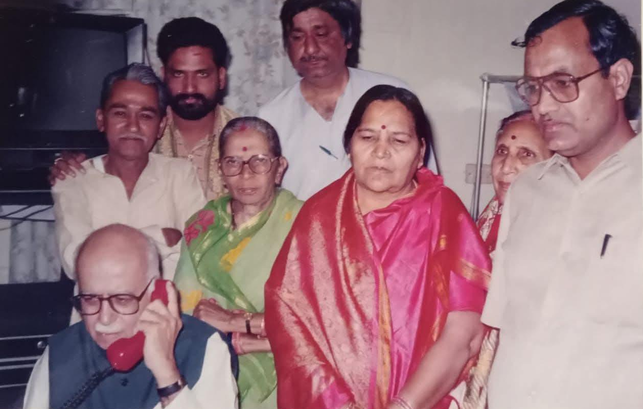 पूर्व उप प्रधानमंत्री लाल कृष्ण आडवाणी के साथ रजनी ताई। (हरी साड़ी में)