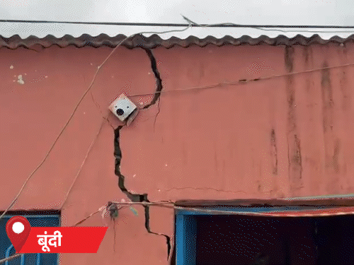 भारी बारिश के बाद आई बाढ़ से बूंदी के नैनवां क्षेत्र के भजनेरी गांव के घरों में दरारें पड़ गई हैं।