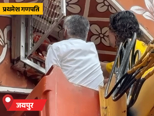 जयपुर के पुराने शहर स्थित गंगापोल दरवाजे स्थित प्रथमेश गणपति के मंदिर हवामहल विधानसभा क्षेत्र के विधायक बालमुकुंदाचार्य क्रेन पर सवार होकर भगवान का पूजन करने पहुंचे।