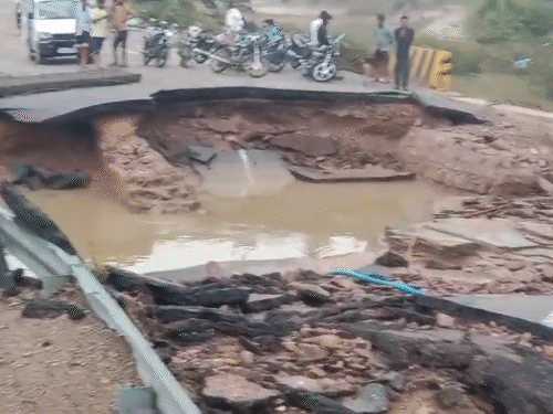 मेज नदी में आई बाढ़ के कारण टूटा कोटा-दौसा-लालसोट मेगा हाईवे अभी भी बंद है।