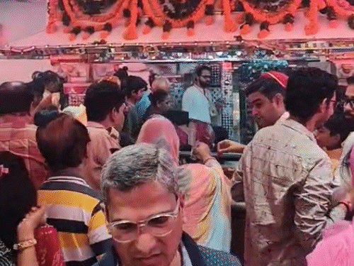बोहरा गणेशजी मंदिर परिसर में दर्शन को आए भक्तों की खचाखच भीड़।