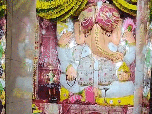 दूधतलाई रोड पर करीब 400 साल पुराने पाला गणेशजी मंदिर में भगवान गणेश जी को मेवाड़ पगड़ी पहनाई गई