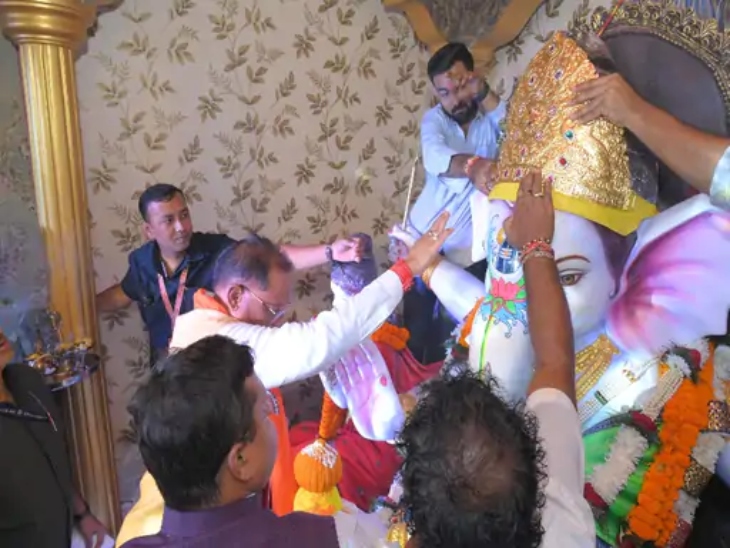 पिछले साल CM साय ने बप्पा को नौ रत्नों से जड़ा 750 ग्राम सोने का मुकुट पहनाकर रस्म अदा की थी।