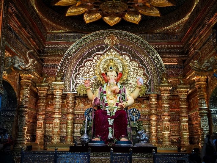 देश में गणेश चतुर्थी की धूम: मुंबई के सिद्धिविनायक मंदिर में विशेष पूजा, ओडिशा में 1500 नींबूओं का सैंड आर्ट