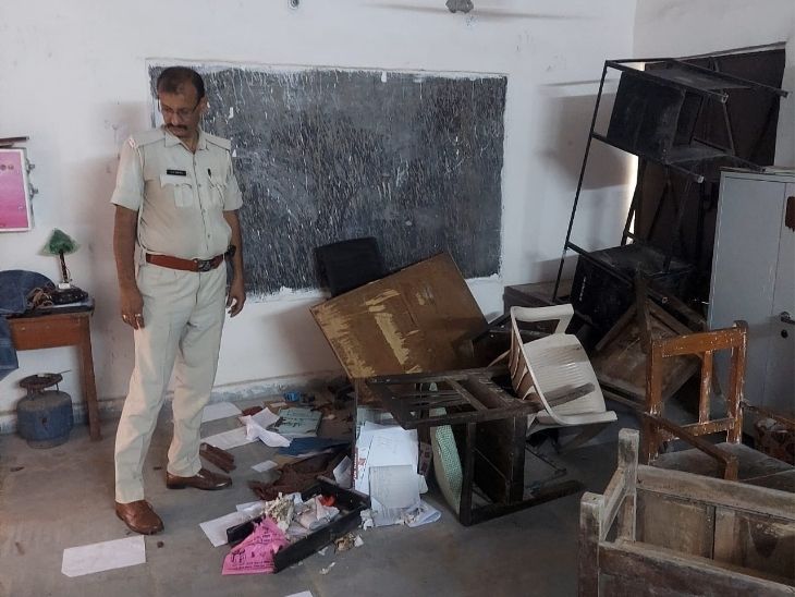 घटना से नाराज लोगों ने स्कूल के अंदर तोड़फोड़ की है।