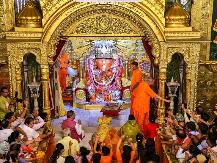 जयपुर के मोती डूंगरी गणेश मंदिर में बुधवार को दर्शन के लिए पहुंचे लोग।