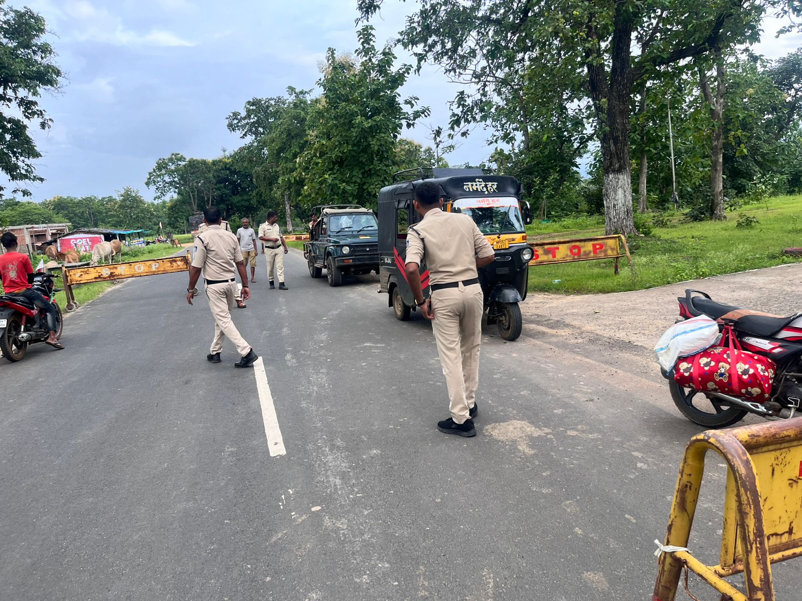 पुलिस बल कर रहा वाहनों की जांच
