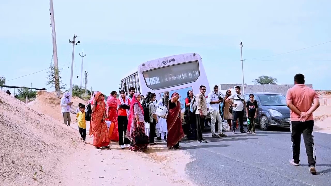 हादसा झुंझुनूं-चूरू मार्ग पर हुआ।