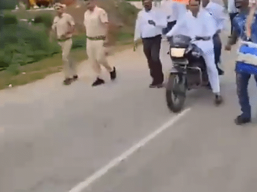 विधायक के कहने पर ढोल वाला आगे आकर ढोल बजाते हुए।