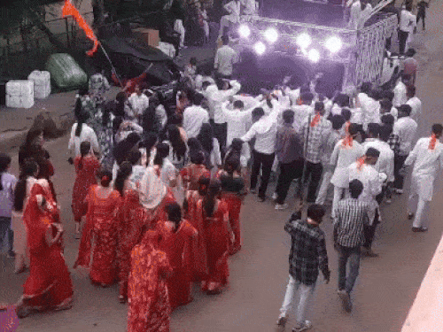 कोटा के कोटड़ी सर्किल पर नाचते गाते गणपति जी की प्रतिमा को ले जाते भक्त।