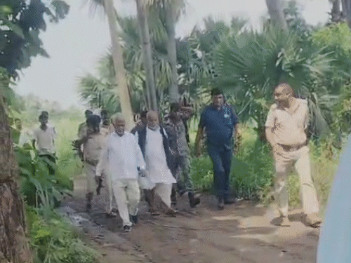 पुलिस और बॉडी गार्ड्स मंत्री विधायक को स्कॉट कर के लाते हुए।
