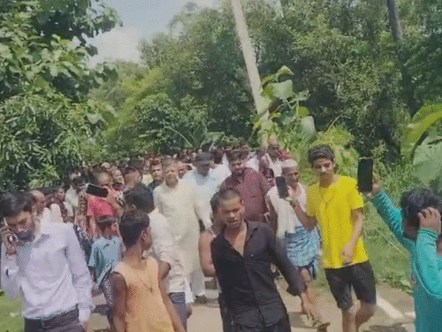 मंत्री और विधायकों को भीड़ ने करीब 1 किलोमीटर कर दौड़ाया।