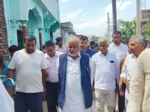 मलामा गांव में पीड़ित परिवारों से मिलते मंत्री श्रवण कुमार।