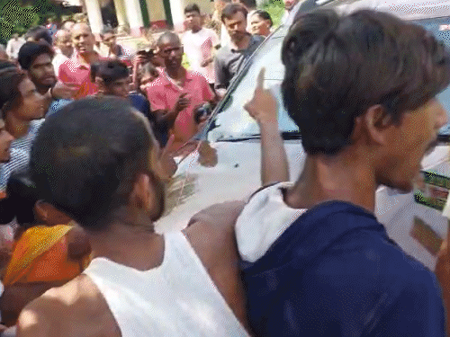 मंत्री जाने लगे तो गांव वालों ने गाड़ी को घेर लिया।