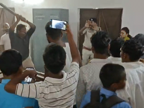 पुलिसकर्मी को डंडे से पीटने की कोशिश की गई।