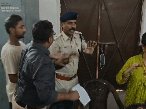 घटना से गुस्साए लोगों ने पुलिसकर्मी को थप्पड़ जड़ दिया।