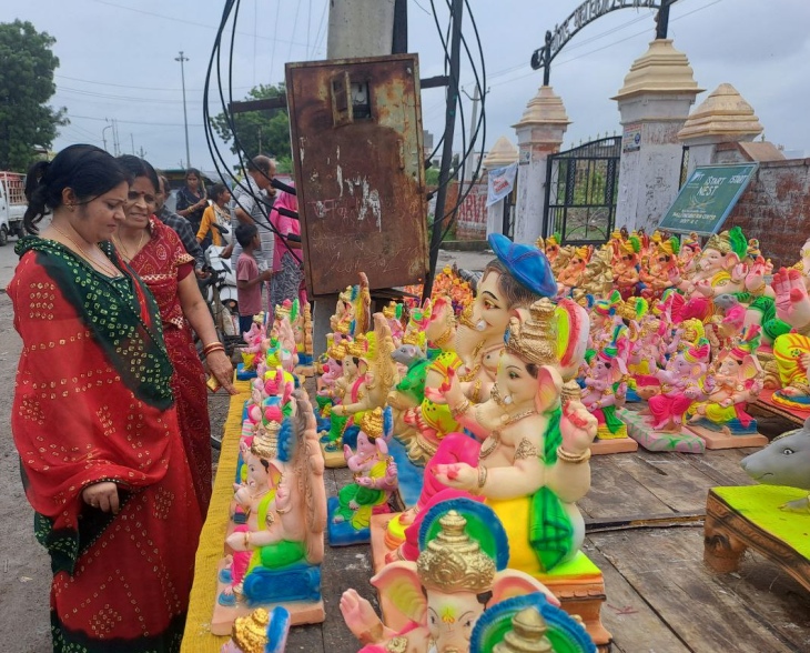 शहर के बांगड़ कॉलेज के निकट बुधवार को गणेश प्रतिमा खरीदते हुए श्रद्धालु।