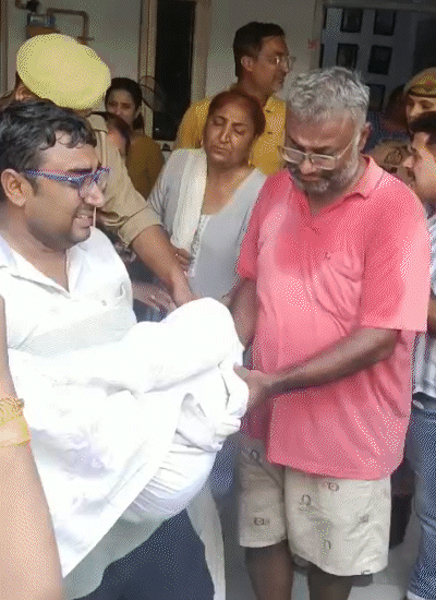 बच्चे का शव गोद में लेकर कारोबारी के भाई रोहित फफक कर रोने लगे।