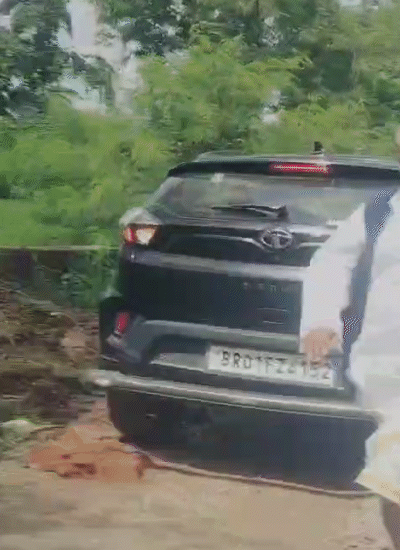 धोती पकड़कर भागते मंत्री श्रवण कुमार।