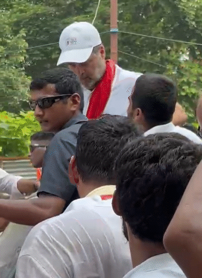 राहुल गांधी दरभंगा शहर पहुंचे। इस दौरान उन्हें देखने के लिए लोगों की भीड़ जुट गई।