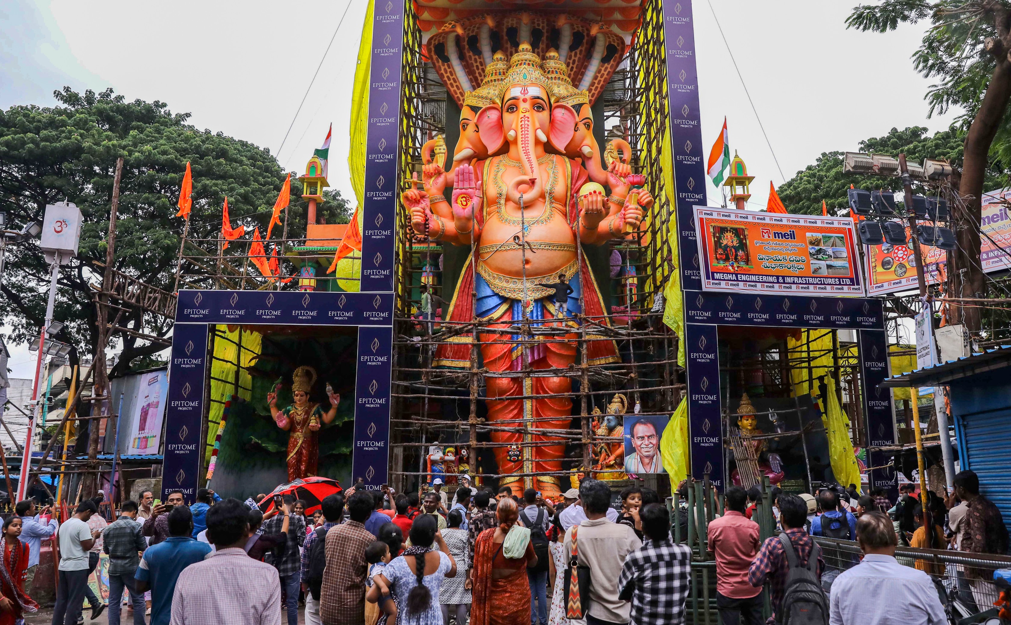 हैदराबाद में इको फ्रेंडली भगवान गणेश की 69 फुट ऊंची मूर्ति बनाई गई है।