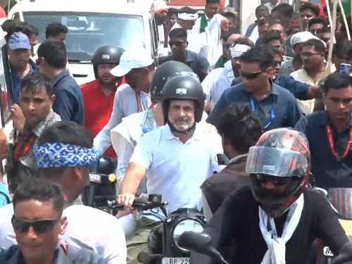 दरभंगा में राहुल गांधी ने बहन प्रियंका गांधी को बुलेट पर बैठाकर बाइक रैली निकाली। पीछे लाल टीशर्ट में तेजस्वी यादव भी दिख रहे हैं।