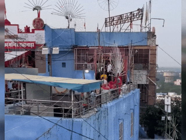 रातानाडा गणेश मंदिर में दर्शन के लिए महिला-पुरुषों की अलग-अलग कतारें लगी हैं। फोटो जर्नलिस्ट विजय ओझा बताते हैं कि अलसुबह से ही मैन सर्किट हाउस रोड से लेकर मुख्य मंदिर तक श्रद्धालू कतार में लगे हुए हैं।