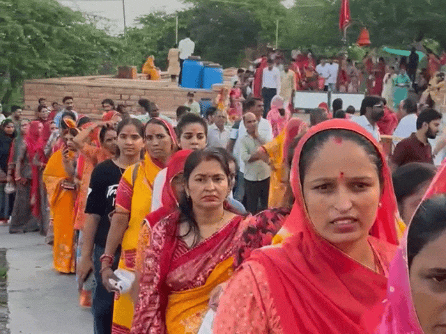 रातानाडा गणेश मार्ग पर दर्शन के लिए कतार में लगे श्रद्धालु।