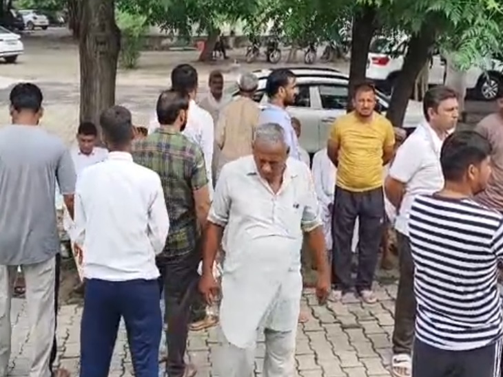 अस्पताल पहुंचे किसान के परिजन