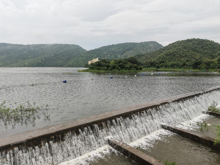 बांध पर 2 इंच पानी की चादर चल रही है। इसे सिंचाई के लिए इस्तेमाल किया जाता है।