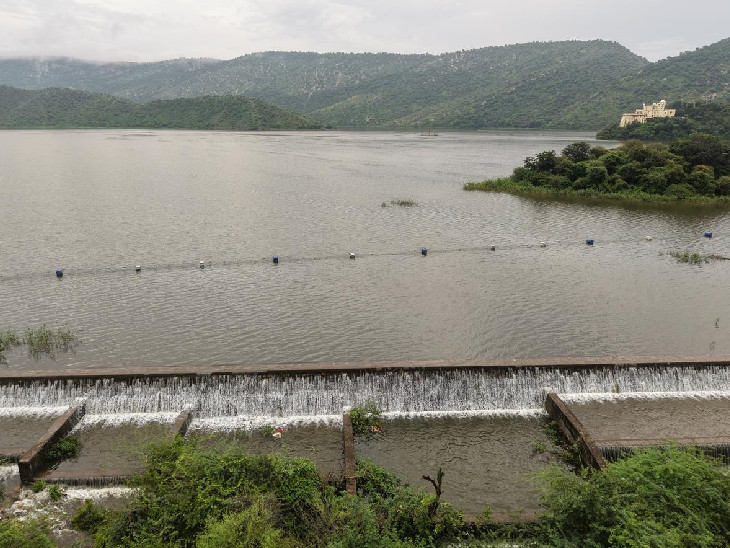 बांध की क्षमता 28 फीट 9 इंच है, जो पूरी तरह लबालब हो गया है।