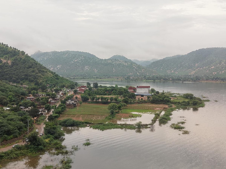 बांध के पानी से 5000 बीघा से अधिक जमीन की सिंचाई होती है।