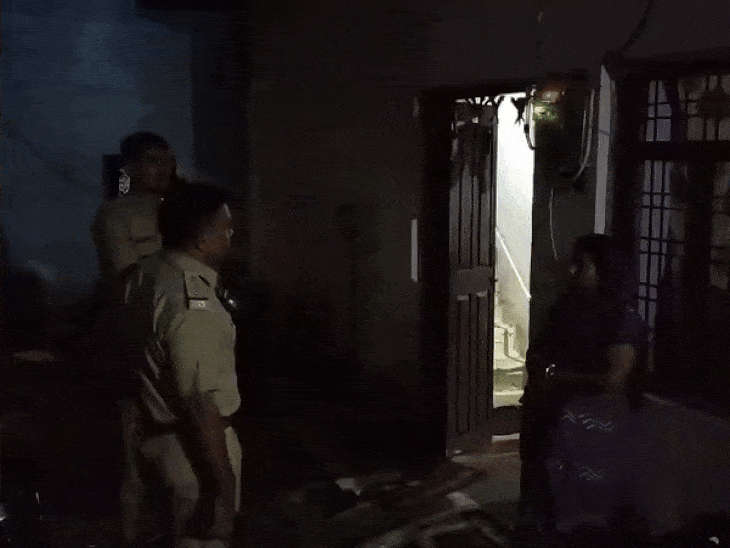 सूचना मिलते ही पुलिस ने पड़ोसियों के बयान लिए थे।