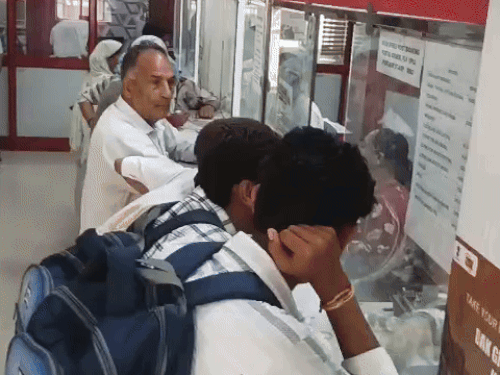 पोस्ट ऑफिस में पहुंचे लोग