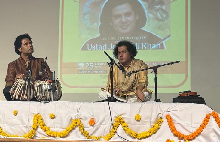 पूर्णिमा इंस्टीट्यूट में उस्ताद जौहर अली खान ने राग किरवानी, मिश्रित भैरवी और भजन वैष्णव जन तो की प्रस्तुति दी।