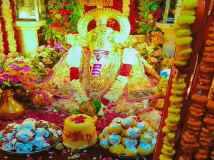 चूंधी गणेश मंदिर में भगवान का विशेष श्रृंगार।