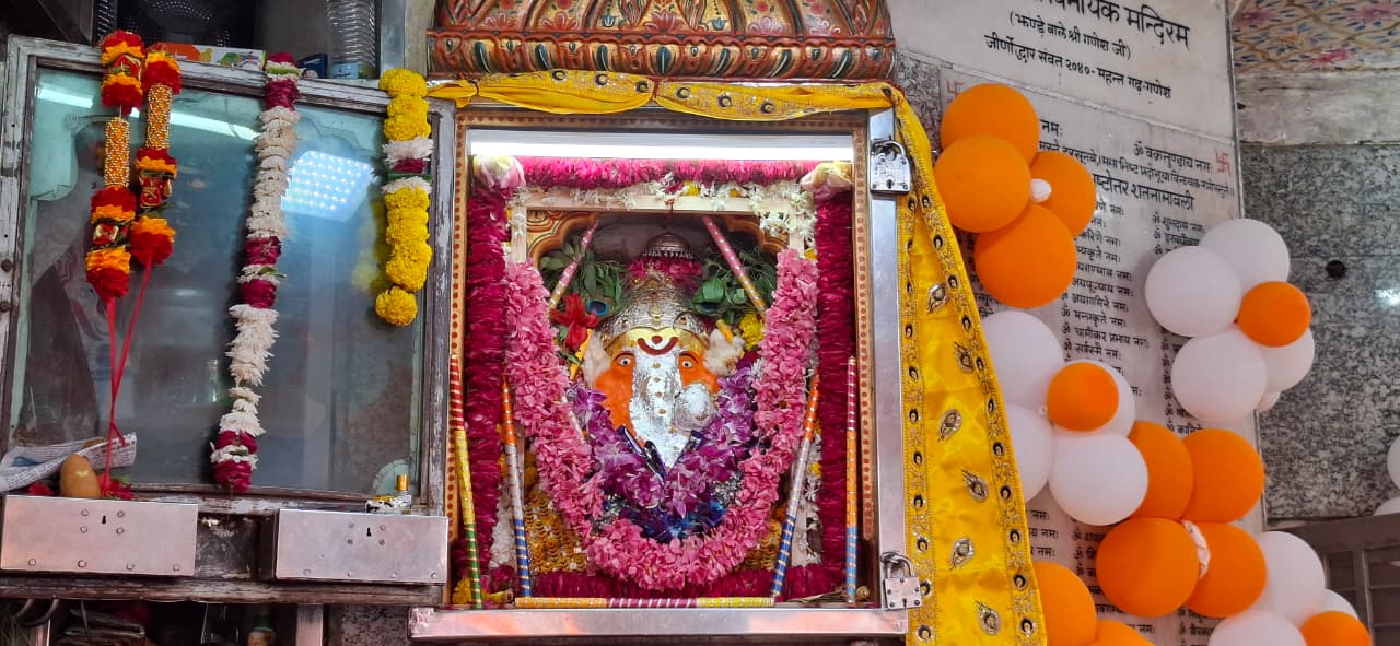 जयपुर बड़ी चौपड़ स्थित ध्वजाधीश गणेश मंदिर में भगवान गणेश को अतिप्रिय मोदक का भोग लगाया गया। इसमें चॉकलेट, स्ट्रॉबेरी और वनीला जैसे मोदक भी शामिल रहे।