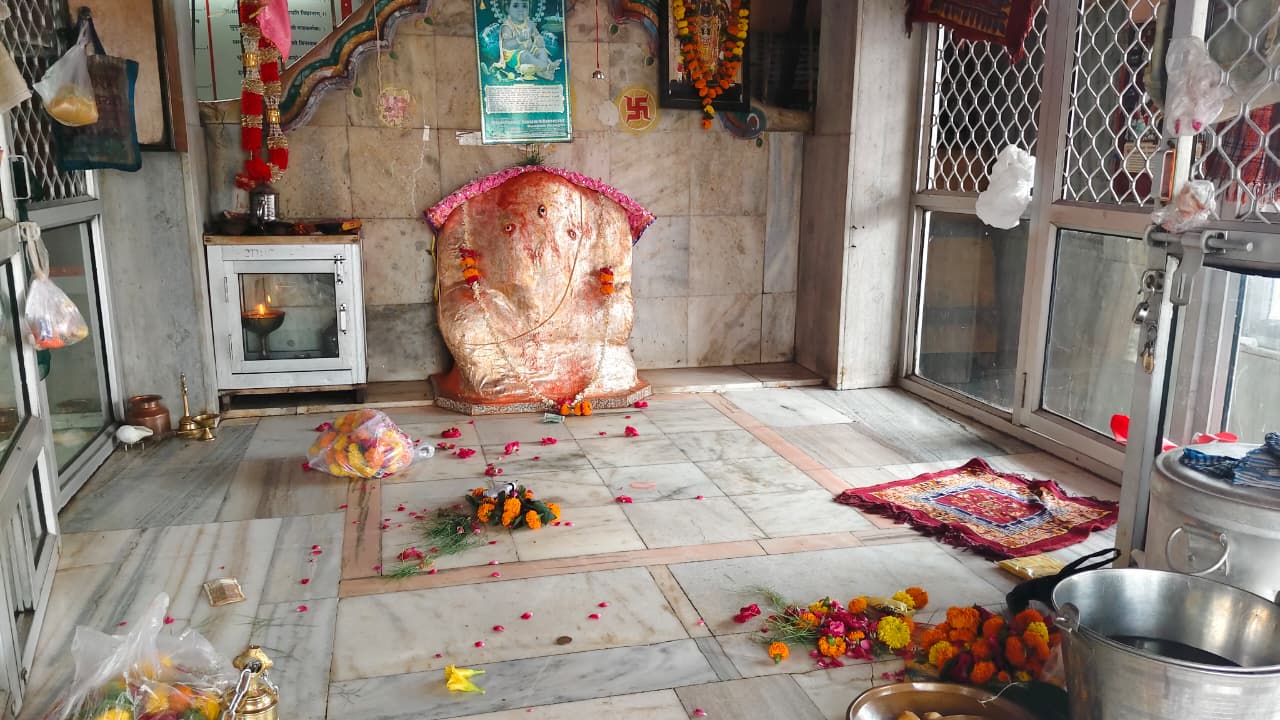 भगवान गणेश के दर्शन के लिए पहुंच रहे श्रद्धालु।