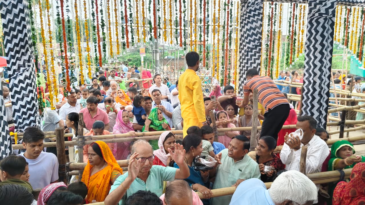 अटलबंद स्थित गणेश भगवान के मंदिर पर दर्शन करने के लिए पहुंच रहे लोग।