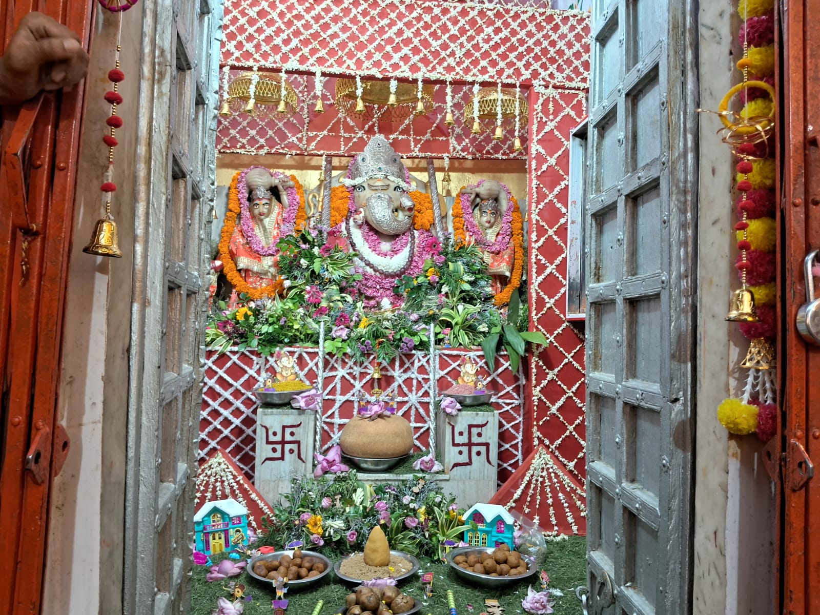 गणेशजी के साथ ही दोनों ओर विराजमान रिद्धि-सिद्धि के हाथ में सोने के कलश हैं। मंदिर के महंत नलिन शर्मा बताते हैं कि यह श्वेत सिद्धि विनायक मंदिर करीब 252 वर्ष से ज्यादा पुराना है। जयपुर के राजा सवाई रामसिंह गलताजी से तीर्थ स्नान करके यहां दूध का अभिषेक करके अपनी गद्दी पर बैठते थे।