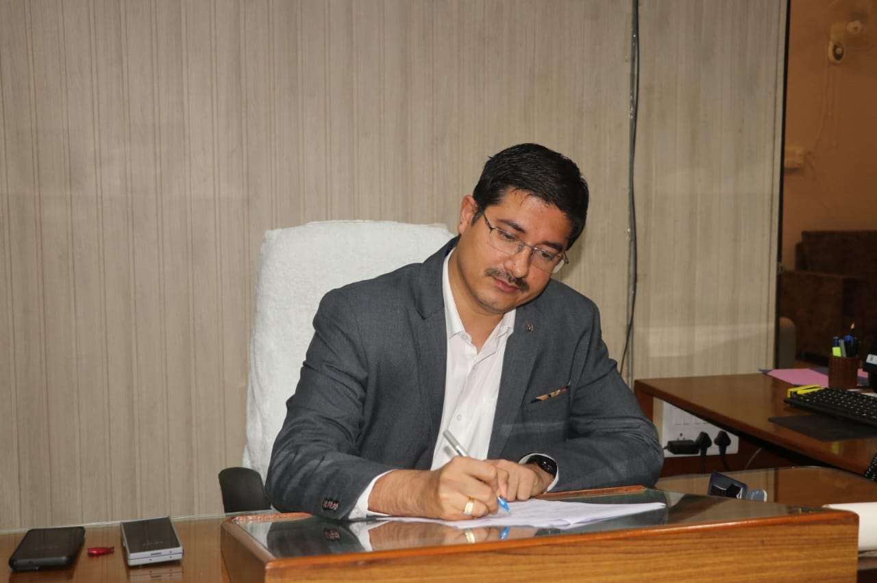 खंडवा कलेक्टर ऋषव गुप्ता।