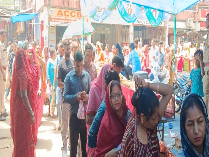 होपसर्कस पर गणेशजी मंदिर में पहुंचे भक्ते। सुबह 5 बजे से ही भक्तों की लाइन है।