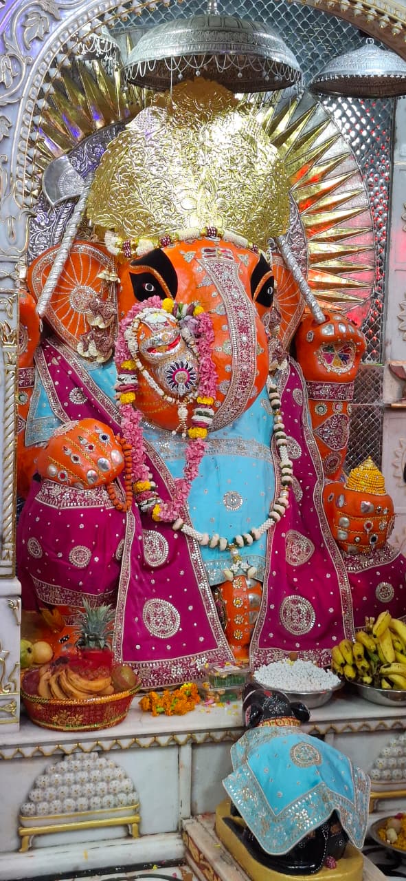 जयपुर के नहर के गणेश मंदिर में भगवान गणपति का सुबह 5 बजे मंगला आरती की गई। भगवान का 251 किलो पंचामृत से जन्माभिषेक किया ।