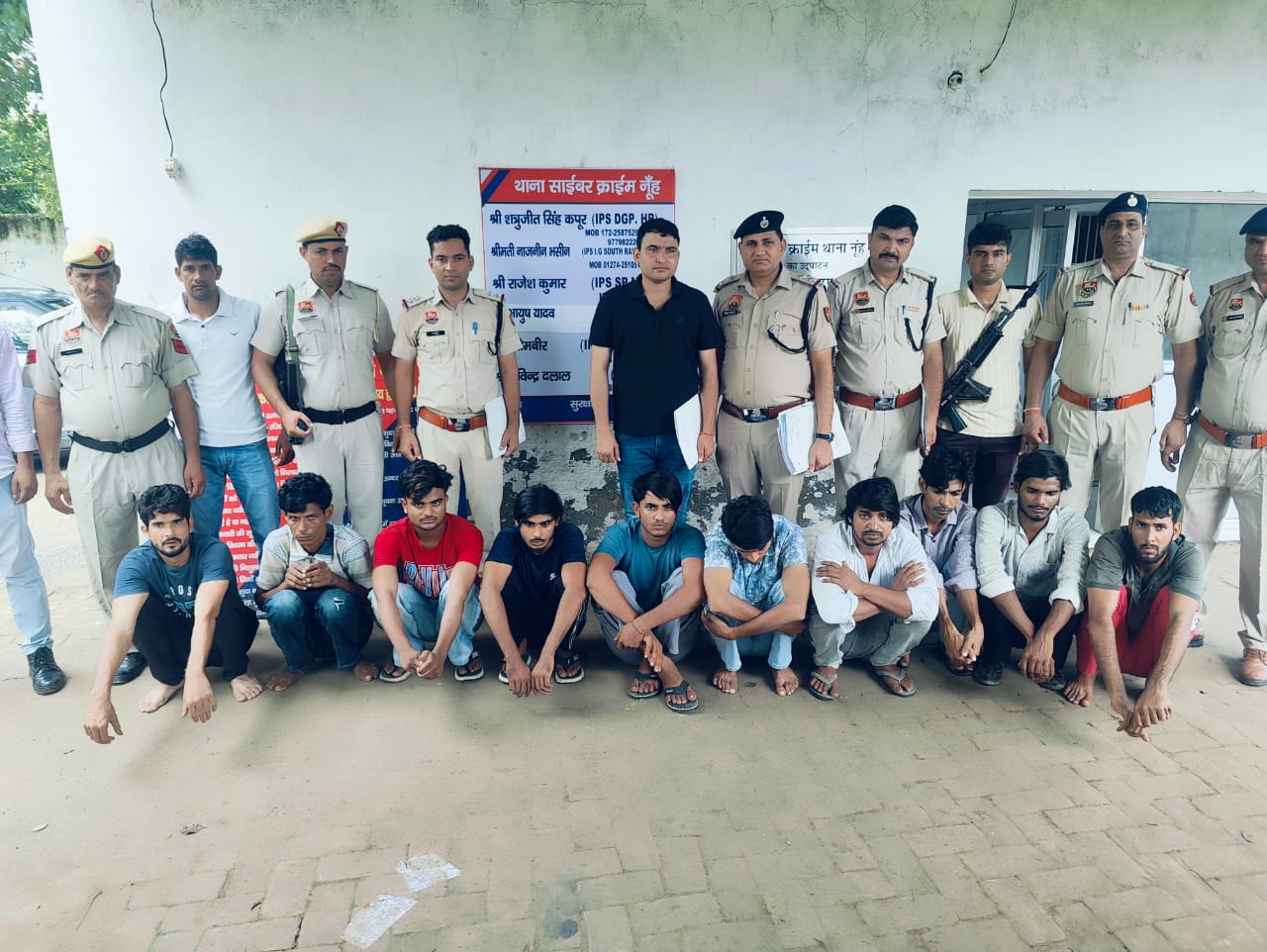 पुलिस द्वारा गिरफ्तार किए गए 10 साइबर ठग।