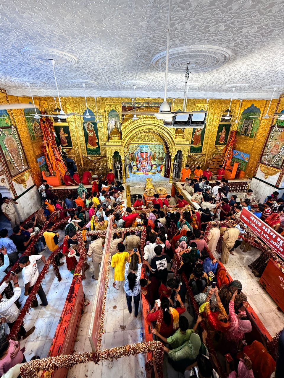 मंदिर में श्रद्धालु भगवान की अपने मोबाइल में फोटो खिंचते नजर आए।