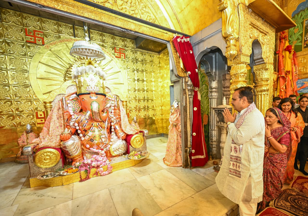 मुख्यमंत्री भजनलाल शर्मा अपनी पत्नी के साथ मोतीडूंगरी गणेश मंदिर पहुंचे। यहां महंत कैलाश शर्मा ने उनके परिवार के नाम से पूजा करवाई। मेयर सौम्य गुर्जर भी इस दौरान मौजूद रही।